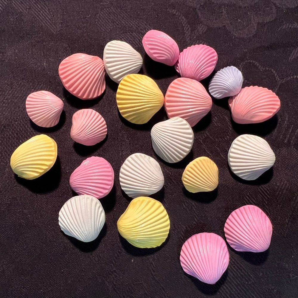 VINTAGE 20 pc Bundle 3D SEASHELL Shank BUTTONS Pastel SEASHELLS